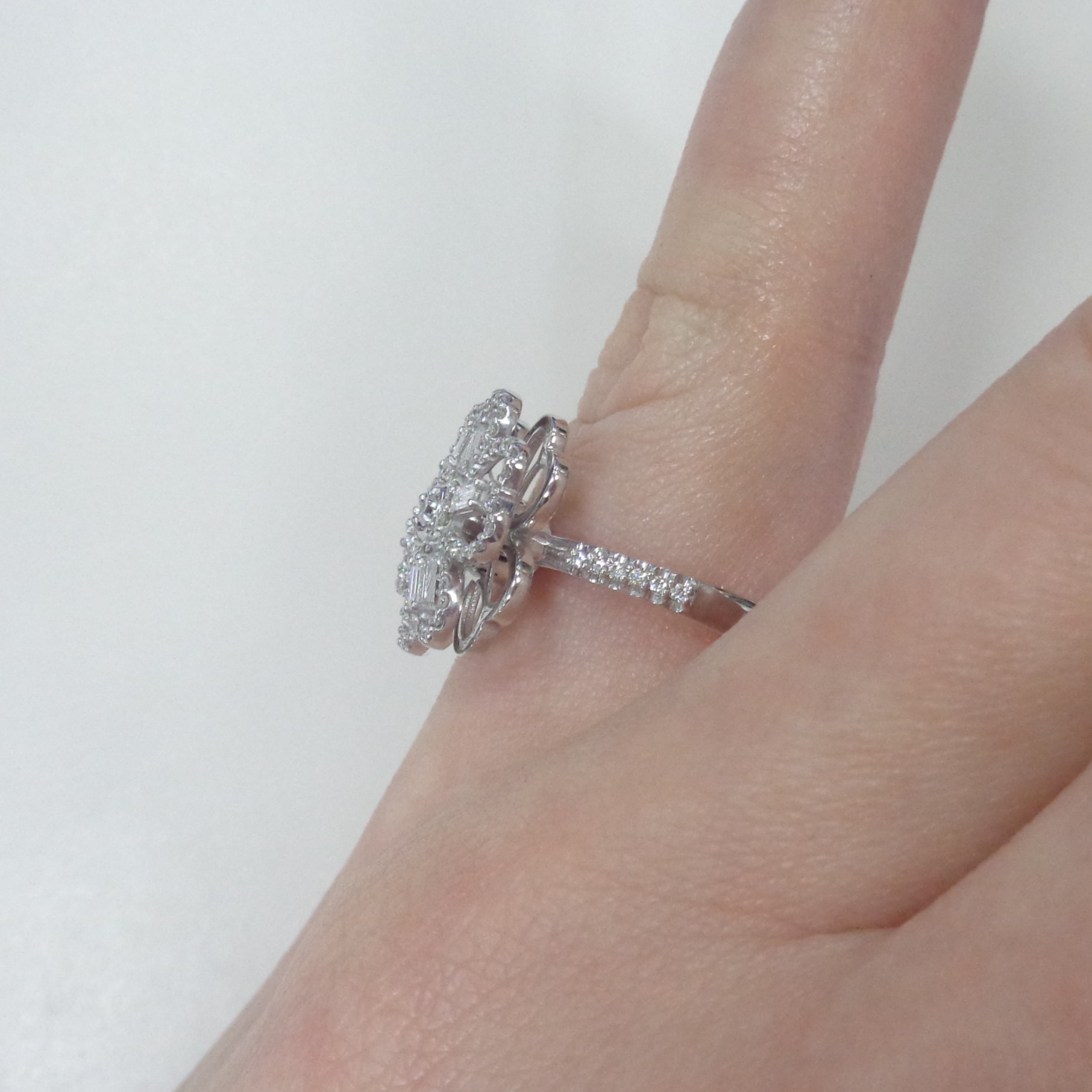 Кольцо из белого золота с бриллиантами "Цветок"